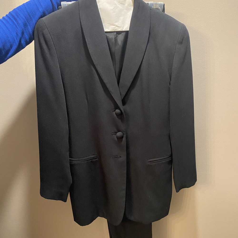 Casual corner pantsuit